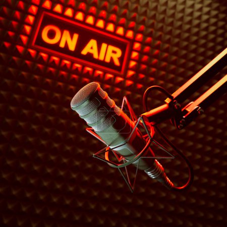 Präzisionsgefertigtes Studiomikrofon vor einem sanft leuchtenden ON AIR-Schild, das die Echtzeit-Audioübertragung und Medienproduktion in einer schalldichten Umgebung symbolisiert.