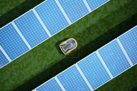 Foto de Imagen capturada por drones de la carga de vehículos eléctricos ecológicos en medio de un amplio campo de paneles solares, que representa la sinergia de las tecnologías verdes. - Imagen libre de derechos