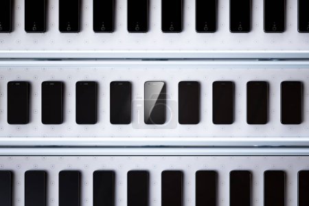 Foto de Un arreglo exquisito de los últimos smartphones presentados en un stand blanco contemporáneo, con un riel metálico elegante y patrones geométricos. - Imagen libre de derechos