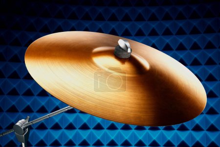 Téléchargez les photos : Cette image capture les textures complexes et la surface réfléchissante d'une cymbale en bronze, la présentant en relief vif sur un fond bleu éclatant pour mettre en valeur son design.. - en image libre de droit