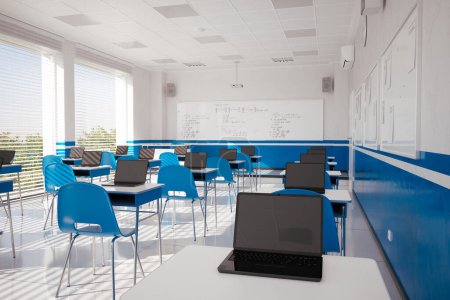 Foto de Instalación educativa moderna vacía con filas de sillas azules, escritorios equipados con computadoras portátiles abiertas y una pizarra blanca llena de fórmulas matemáticas complejas. - Imagen libre de derechos