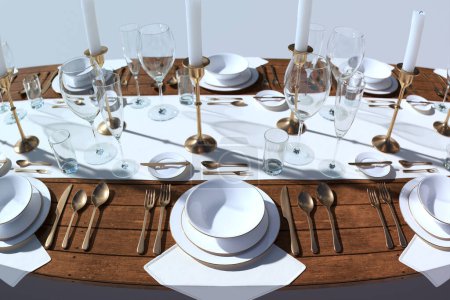 Dieses Bild fängt ein opulentes Dinner auf einem Holztisch ein, geschmückt mit goldenem Besteck, weißen Tellern, Kristallgläsern und großen, brennenden Kerzen, die Raffinesse verströmen..
