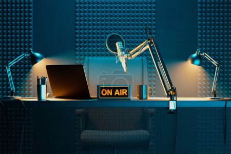 Modernstes Podcasting-Setup mit beleuchtetem ON AIR-Schild, professionellem Mikrofon, fortschrittlichem Laptop, Schallschutzpaneelen und stilvoller Tischbeleuchtung für optimale Audio-Aufnahme.