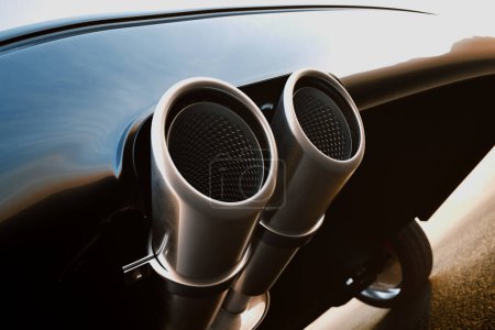 Ein akribisches Nahbild, das die glänzenden Doppelauspuffrohre eines Hochleistungs-Sportwagens einfängt und das aufwändige Design und die fortschrittliche Fahrzeugtechnik betont.