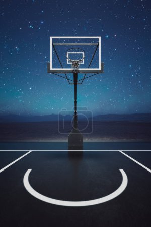 Téléchargez les photos : Une scène de nuit enchanteresse capture un terrain de basket-ball extérieur bien éclairé contrasté par une toile de fond fascinante des étoiles scintillantes et une vaste étendue cosmique. - en image libre de droit
