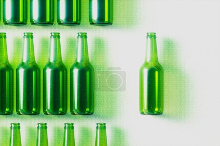 Zeitgenössische Anordnung mehrerer leerer grüner Glasflaschen auf makellosem weißem Hintergrund, die minimalistisches Design und Umweltbewusstsein beim Recycling verkörpern.