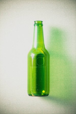 Una imagen expertamente capturada de una botella de vidrio verde, solitaria y vacía, de pie sobre un fondo beige finamente texturizado, que personifica la elegancia del diseño minimalista.