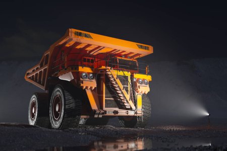 Imagen cautivadora de un camión volquete masivo de color naranja completamente iluminado, que opera en un sitio minero accidentado bajo el cielo oscurecido, simbolizando una actividad industrial robusta.