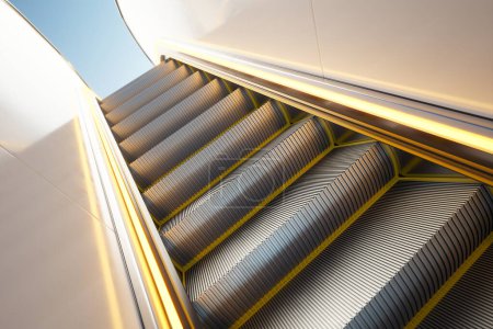 Foto de Captura detallada de los pasos metálicos del gradiente de una escalera mecánica, con un enfoque en la simetría y el panel lateral reflectante, marcado por líneas de seguridad amarillas vívidas. - Imagen libre de derechos