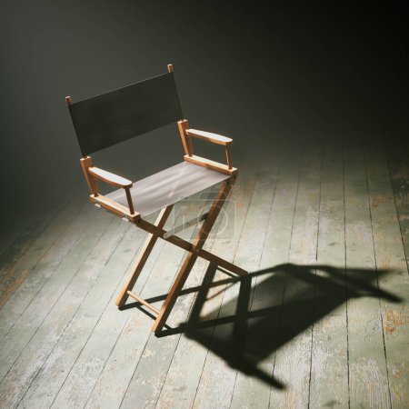 Une chaise de réalisateur isolée se dresse sur une scène en bois, son ombre s'étend sur le sol texturé, symbolisant une pause dans un environnement de production cinématographique dynamique.