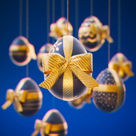 Foto de Una selección curada de huevos de Pascua ornamentados, cada uno adornado con intrincadas cintas doradas, elegantemente suspendidas sobre un suave telón de fondo azul, evocando la alegría de las festividades de primavera. - Imagen libre de derechos