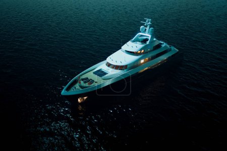 Téléchargez les photos : Découvrez la quintessence du luxe avec ce magnifique yacht situé dans le cadre serein de la mer du crépuscule, reflétant un mélange parfait d'élégance, de liberté et d'aventure sur l'eau. - en image libre de droit