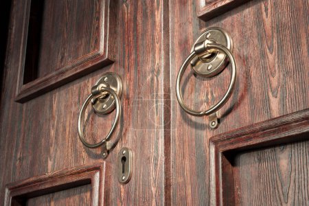 Téléchargez les photos : Une vue détaillée d'une porte en bois ornée et vieillie avec des boutons en laiton élaborés et un trou de serrure usé, résumant l'essence de l'artisanat antique. - en image libre de droit