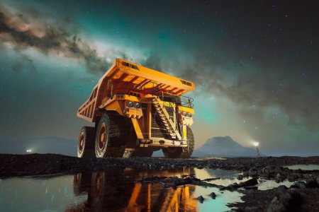 Un impresionante camión volquete minero se encuentra bajo el lienzo cósmico de un cielo lleno de estrellas, reflejado elocuentemente por un charco en un terreno desolado.