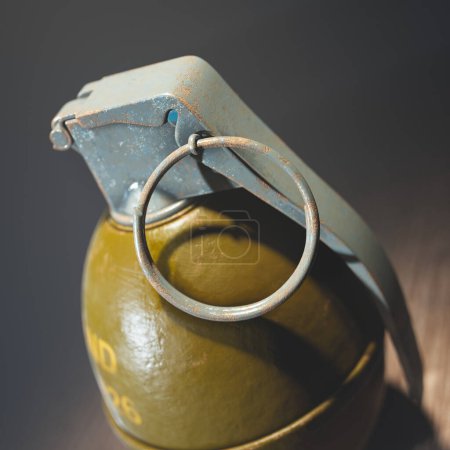 Téléchargez les photos : Macro photographie capture la patine vieillie d'une grenade militaire vintage, mettant l'accent sur la surface rouillée, la texture et l'anneau de traction, reflétant son importance historique. - en image libre de droit