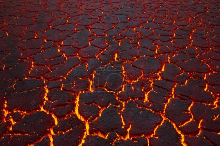 Eine lebhafte Darstellung geschmolzener Lava, die durch die rissige Oberfläche eines Vulkans strömt, unterstreicht die intensive Dramatik der geologischen Aktivität der Erde.