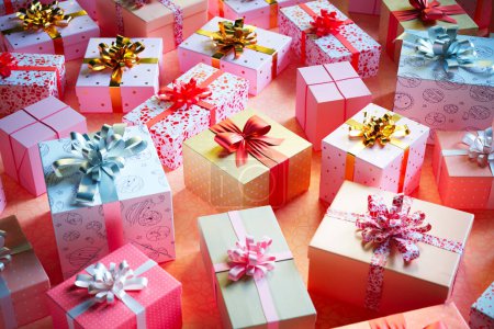 Foto de Una llamativa variedad de cajas de regalo adornadas con una gama de tamaños y colores, cada una atada con una hermosa cinta y lazo, personificando la alegría de dar regalos y celebrar. - Imagen libre de derechos