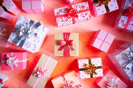Téléchargez les photos : Une gamme de boîtes-cadeaux joliment emballées avec des rubans et des arcs vibrants, présentant une variété de motifs et de textures, parfaites pour les occasions festives et les célébrations. - en image libre de droit
