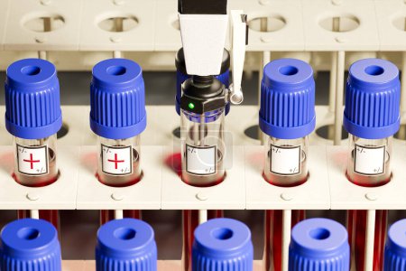Nahaufnahme moderner automatisierter Bluttestmaschinen, die das Präzisionspipettiersystem und sorgfältig beschriftete Probengefäße hervorheben, die für moderne Diagnoseverfahren von zentraler Bedeutung sind.