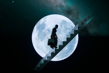 Téléchargez les photos : Une silhouette évocatrice d'un homme ambitieux avec une mallette, montant un escalier éthéré menant à une pleine lune rayonnante dans un ciel étoilé en toile de fond. - en image libre de droit