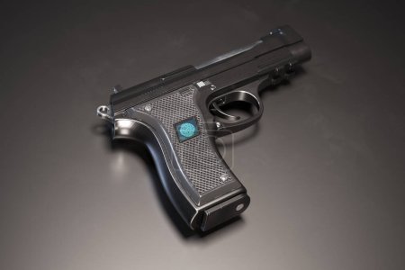 Foto de Una innovadora pistola de alta seguridad con un moderno escáner biométrico de huellas dactilares integrado en la empuñadura para una mejor identificación y uso autorizado del usuario. - Imagen libre de derechos