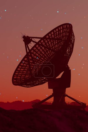 Téléchargez les photos : Vista captivante : la grande silhouette d'un immense radiotélescope se démarque, son cadre gravé contre le crépuscule descendant, sous les étoiles primitives scintillant dans les cieux rouges qui s'approfondissent. - en image libre de droit