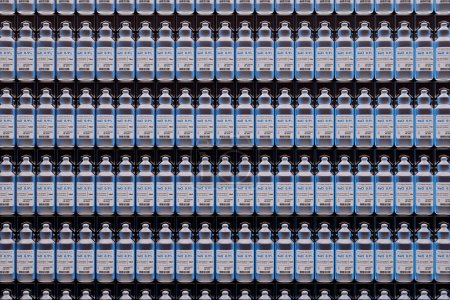 Una presentación ordenada de abundantes botellas de solución salina, mostrando eficiencia clínica y preparación para uso médico en entornos sanitarios.