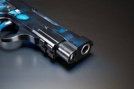 Téléchargez les photos : Un pistolet semi-automatique savamment conçu avec un design bleu frappant sur la poignée, sur un fond géométrique texturé distinct. Destiné aux passionnés d'armes à feu responsables. - en image libre de droit