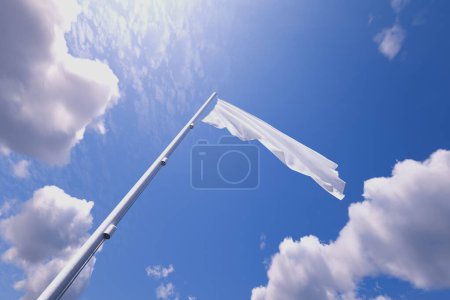 Téléchargez les photos : Un drapeau blanc solitaire se distingue, agitant doucement dans une douce brise, encadré par l'azur profond du ciel moucheté de brins éthérés de nuages, évoquant une reddition pacifique. - en image libre de droit