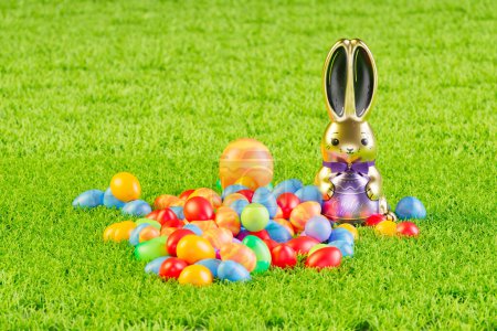 Téléchargez les photos : Une délicieuse figurine de lapin doré est entourée d'une collection d'œufs de Pâques aux couleurs vives nichés dans les riches textures de gazon artificiel verdoyant, représentant la joie des festivités du printemps. - en image libre de droit