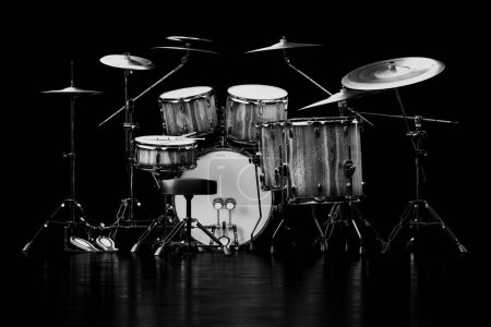 Téléchargez les photos : Gros plan noir et blanc présentant un kit de batterie professionnel avec des cymbales, prêt pour une performance musicale, sur fond sombre, mettant l'accent sur son exécution détaillée et sa finition polie. - en image libre de droit