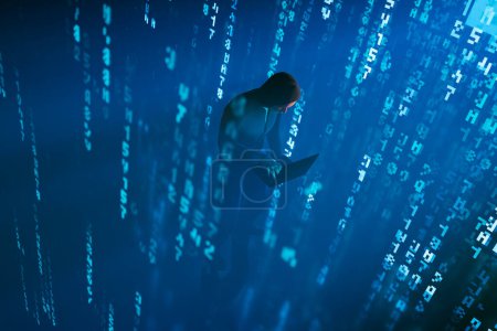 Foto de Una silueta de un experto en ciberseguridad enfocado en un portátil, profundamente absorto en el descifrado de patrones de datos complejos que fluyen en la pantalla. - Imagen libre de derechos