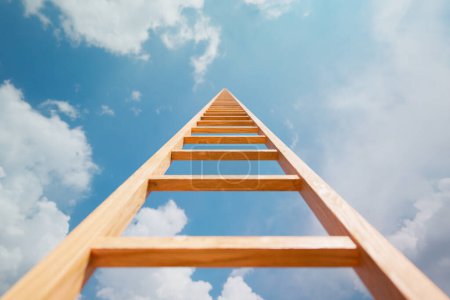 Foto de Imagen cautivadora de una escalera de madera que alcanza un cielo azul ilimitado, encarnando la esencia de la ambición, el crecimiento personal y la búsqueda de sueños. - Imagen libre de derechos