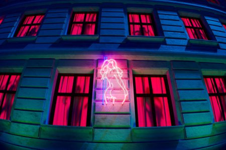 Téléchargez les photos : Un signe lumineux au néon projette une silhouette frappante sur un bâtiment de la ville, son éclat rayonnant juxtaposé à un calme nocturne aux fenêtres pourpres. - en image libre de droit
