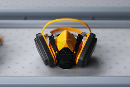Sorprendentes auriculares con una audaz combinación de color amarillo y negro, exhibidos contra una sutil superficie gris con una textura fina, que encarna la moda de audio contemporánea.