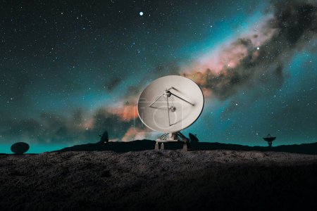 Ein beeindruckendes Tableau von Satellitenschüsseln vor dem kosmischen Wandteppich der Milchstraße, das menschlichen Einfallsreichtum bei der Suche nach himmlischen Geheimnissen verkörpert.