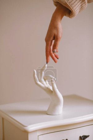 Mano de mujer tocando un miembro de yeso mano femenina con mapa de lectura de la palma, quiromancia. Concepto astrológico. Copiar espacio para texto