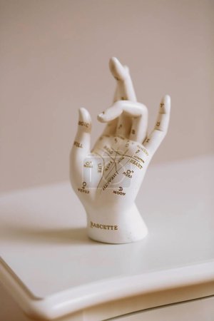 Nahaufnahme Foto von Gips Gliedmaßen weibliche Hand mit Handfläche lesen Karte, Handwurzel. Astrologie-Konzept. Kopierraum für Text