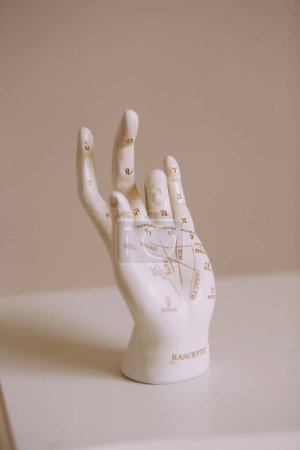 Gips Gliedmaßen weibliche Hand mit Handfläche lesen Landkarte, Handwurzel. Konzept der Astrologie