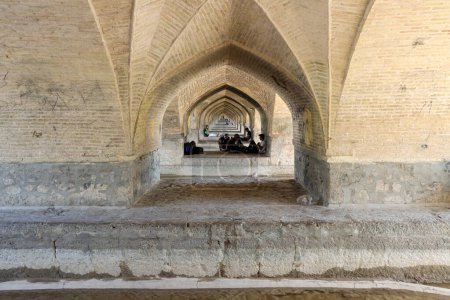 Téléchargez les photos : Ispahan, Iran - 31 juillet 2023 : Pont Si-o-se-pol. Le célèbre pont en pierre de deux étages avec 33 arches sur la rivière Zayandeh à Ispahan. - en image libre de droit