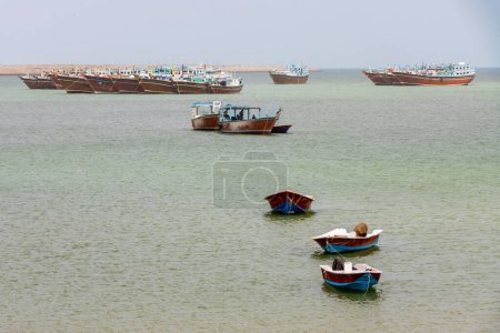 Téléchargez les photos : Chabahar, Iran - 10 août 2023 : Bateaux de pêche sur la plage dans la ville portuaire de Chabahar sur la côte du golfe d'Oman dans la province du Sistan Baloutchistan - en image libre de droit