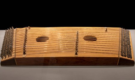 Foto de Santur o santour, santoor. Es un instrumento de cuerda originario de Irak, Irán e India.. - Imagen libre de derechos