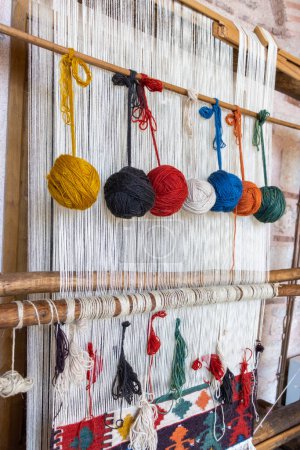 Telar de mano de madera antiguo y tradicional para alfombras y alfombras