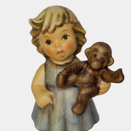 Figura de porcelana Goebel Hummel de niña en vestido azul con mono de juguete. Foto de alta calidad