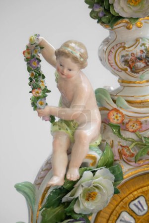 Téléchargez les photos : Boîtier horloge Meissen, porcelaine allemande. fin du 19ème siècle. Photo de haute qualité - en image libre de droit