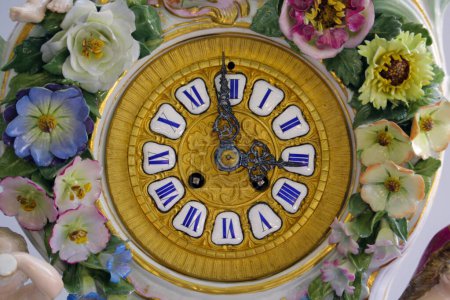 Téléchargez les photos : Boîtier horloge Meissen, porcelaine allemande. fin du 19ème siècle. Photo de haute qualité - en image libre de droit