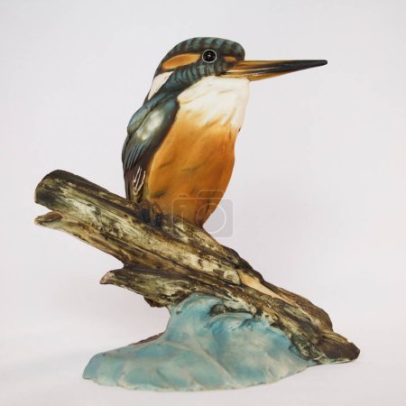 Figura de porcelana Kingfisher aislada en blanco. Foto de alta calidad