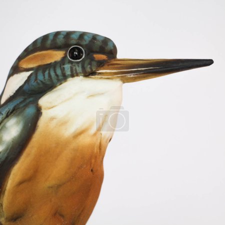 Figura de porcelana Kingfisher aislada en blanco. Foto de alta calidad