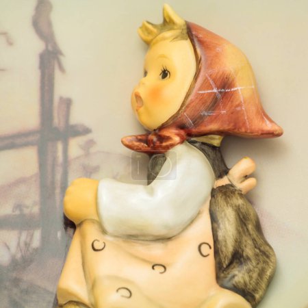 Foto de Figura Goebel Hummel Porcelana de niña en una bufanda roja. Placa de porcelana. Foto de alta calidad - Imagen libre de derechos