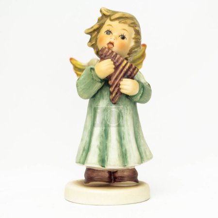Porzellanfigur eines Engels, der Panflöte spielt - Deutsche Manufaktur Sammlerstücke. 